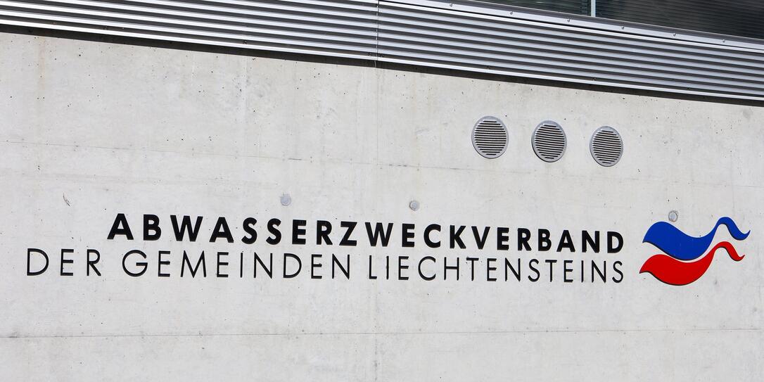 Mikroverunreinigungen können auch in der Abwasserreinigungsanlage in Bendern bestenfalls nur teilweise entfernt werden. Eine vierte  Reinigungsstufe, so wie es sie in manchen Schweizer Kläranlagen gibt, könnte Abhilfe schaffen.