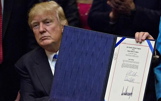 Mit einem Federstrich: US-Präsident Donald Trump hat soeben Obamas Klimapolitik beendet - mit einem Dekret im Weissen Haus.