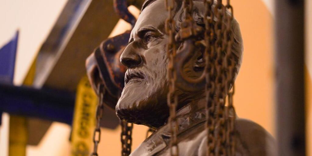 ARCHIV - Eine Statue des Südstaaten-Generals Robert E. Lee wird aus dem Gebäude des US-Kongresses entfernt. Foto: Jack Mayer/Office of Governor of Virginia/AP/dpa - ACHTUNG: Nur zur redaktionellen Verwendung und nur mit vollständiger Nennung des vorstehenden Credits