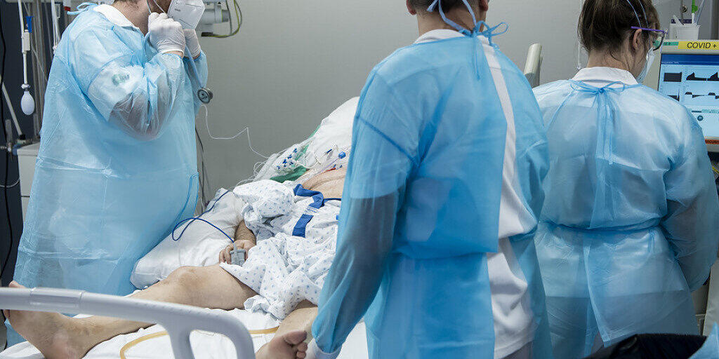 Ein Covid-19-Patient am 6. November auf der Intensivstation des Universitätsspitals Lausanne - in der Woche 45 befanden sich schweizweit 409 Menschen mit einer Covid-19-Erkrankung in Intensivpflege. Das ist eine Zunahme von 67 Prozent gegenüber der Vorwoche. (Archivbild)