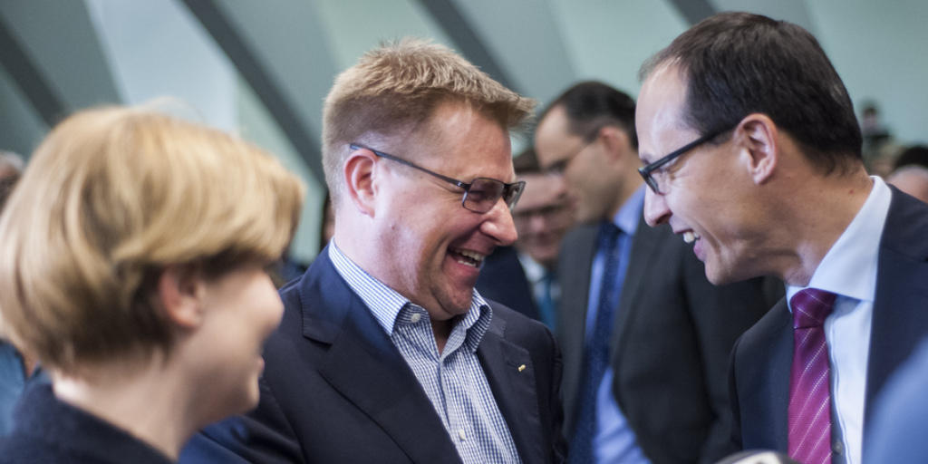 Toni Brunner (Mitte), Lebensgefährte der unterlegenen SVP-Kandidatin Esther Friedli (l.), gratuliert dem neu gewählten St. Galler Regierungsrat Marc Mächler (r.) von der FDP zum Wahlsieg.