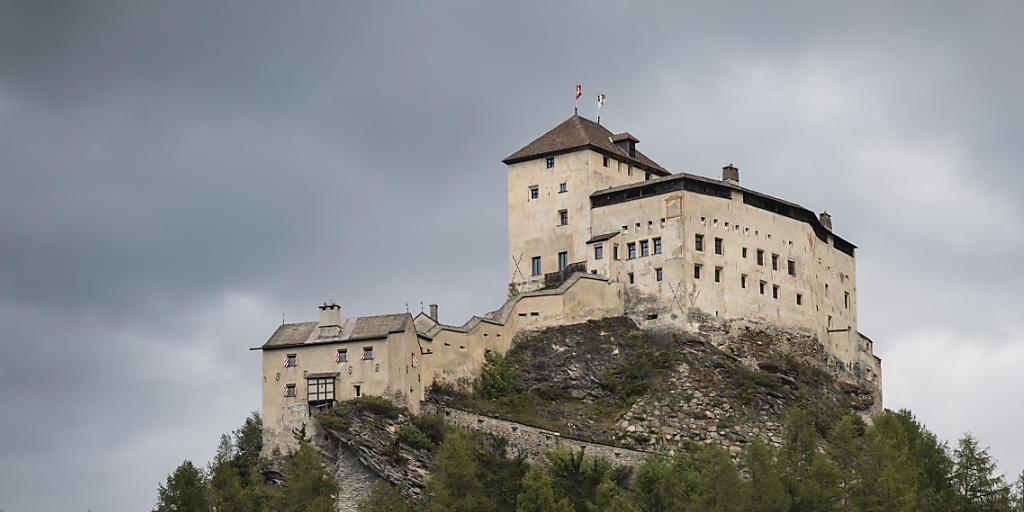 Ging für 7,9 Millionen Franken in den Besitz des Künstlers Not Vital über: das Schloss Tarasp im Unterengadin. (KEYSTONE/Gian Ehrenzeller)