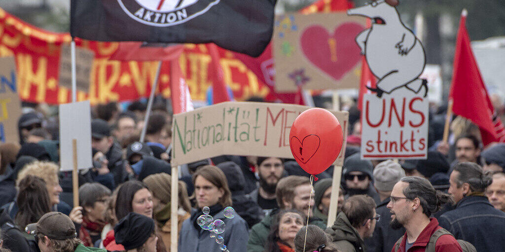 Ein lokaler SVP-Politiker griff am Rande der Demo im April in Schwyz einen linken Aktivisten an. (Archivbild)