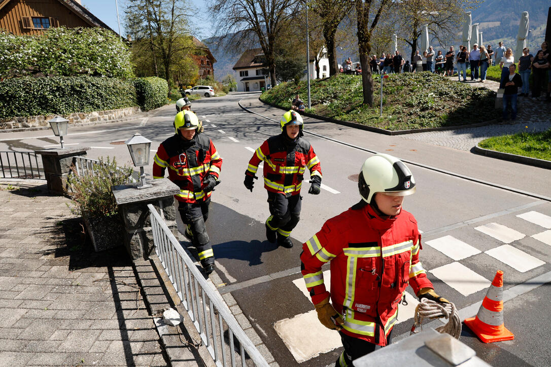 Schluss&uuml;bung beim Kurs f&uuml;r neue Feuerwehrleute beim "Restaurant L&ouml;wen&raquo; in Gamprin-Bendern.