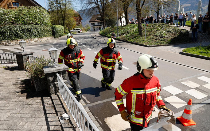 Schluss&uuml;bung beim Kurs f&uuml;r neue Feuerwehrleute beim "Restaurant L&ouml;wen&raquo; in Gamprin-Bendern.