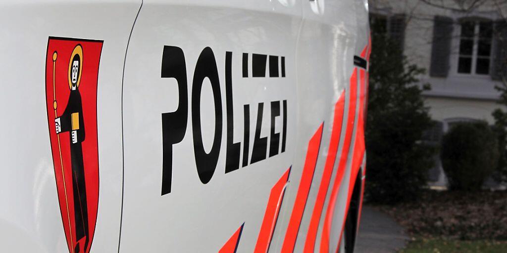 Die Kantonspolizei Glarus wurde kurz vor Mittag über den versuchten Raubüberfall auf die Kantonalbank in Glarus informiert.