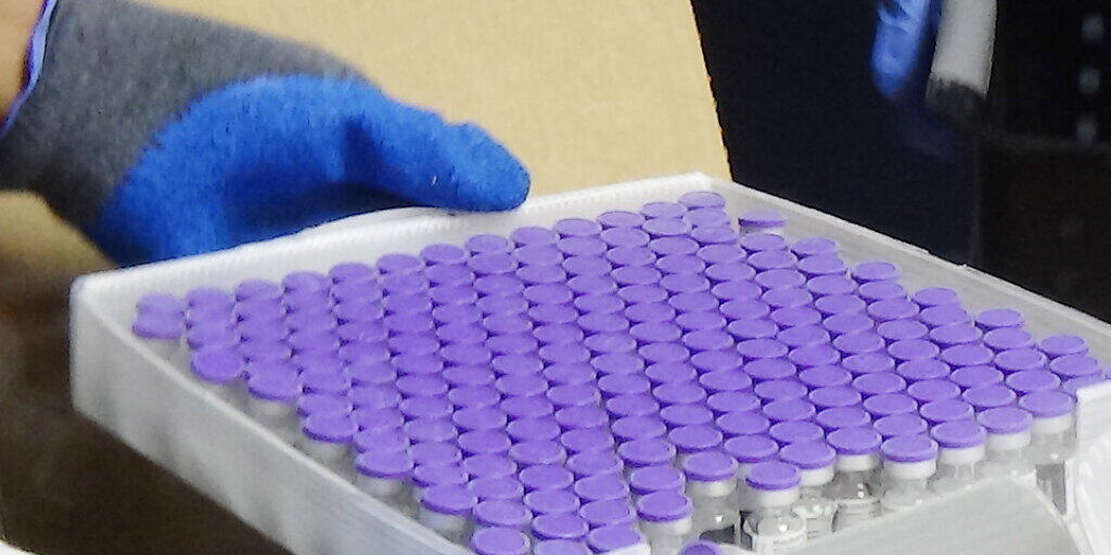 Impfdosen des Wirkstoffs gegen Covid-19 der Hersteller Pfizer/Biontec. (Archivbild)