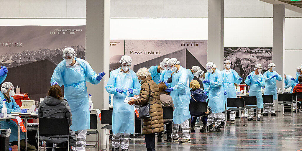 dpatopbilder - Menschen lassen sich am ersten Tag von Corona-Massentests in Österreich an einer Teststation in der Innsbrucker Messe auf das Coronavirus testen. Foto: Expa/Johann Groder/APA/dpa