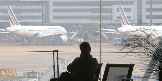 Ein Passagier wartet im Charles de Gaulle-Flughafen auf seinen Flug Ein Passagier wartet im Charles de Gaulle-Flughafen auf seinen Flug