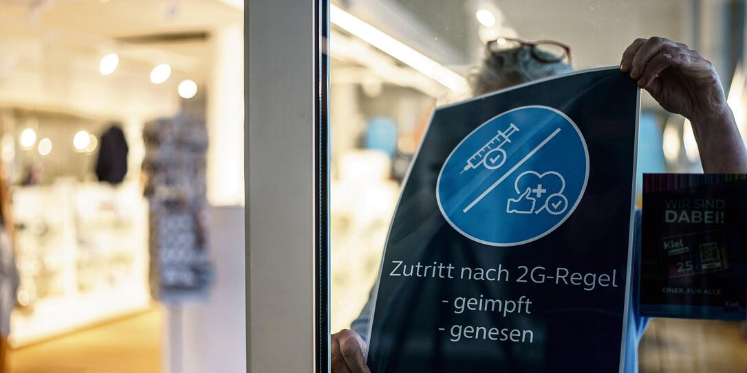 2G-Schild im Handel wird in Kiel abgebaut