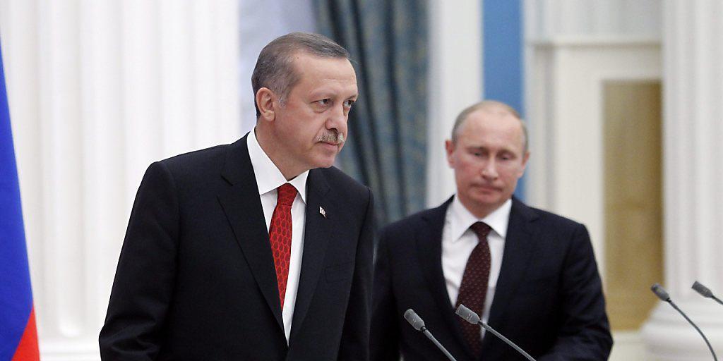 Keine Annäherung in Sicht: Versuche der Deeskalation gingen am Freitag ins Leere - der türkische Präsident Erdogan (l.) stellte zumindest ein Treffen mit seinem russischen Amtskollegen Putin in Paris in Aussicht (Archiv).