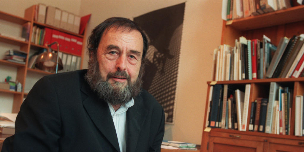 Der Schweizer Ausstellungsmacher und Kurator Harald Szeemann (1933-2005) hat auch dadaistische Materialien gesammelt. Eine Auswahl zeigt das Cabaret Voltaire in Zürich ab 5. Februar (Archiv) Der Schweizer Ausstellungsmacher und Kurator Harald Szeemann (1933-2005) hat auch dadaistische Materialien gesammelt. Eine Auswahl zeigt das Cabaret Voltaire in Zürich ab 5. Februar (Archiv)