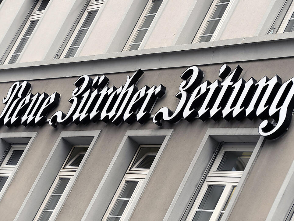 Die NZZ-Gruppe hat weiter mit rückläufigen Einnahmen in der Print-Werbung zu kämpfen und erzielt im ersten Halbjahr weniger Gewinn.(Archivbild)