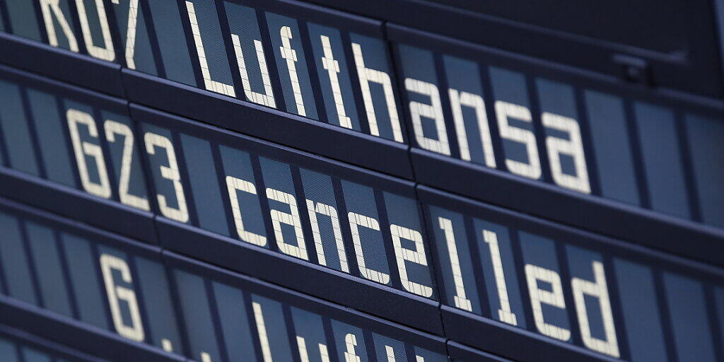 Bei der Lufthansa haben die Flugbegleiter am Freitag ihren zweitägigen Streik fortgesetzt. Wie am Vortag fielen hunderte Flüge aus.