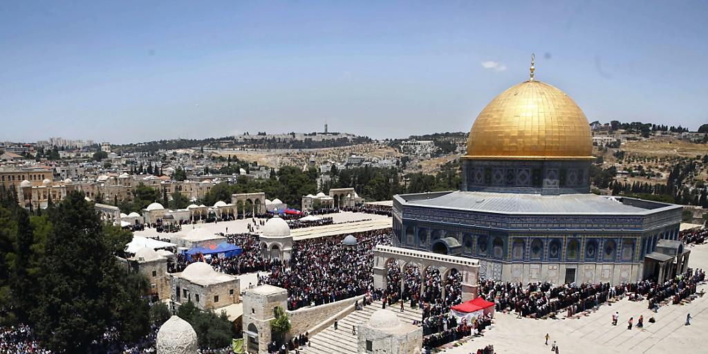 Palästinenser beten rund um die Al-Aksa-Moschee in Ost-Jerusalem. (Archiv)
