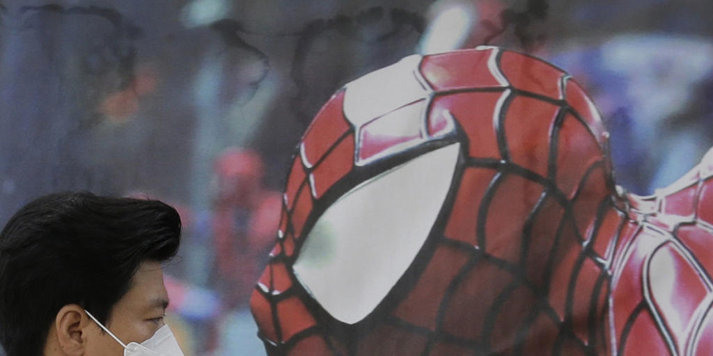 Viel gefährlicher als Spiderman: Mit Schutzmasken versuchen sich Koreaner vor der Atemwegskrankheit Mers zu schützen. Antikörper hätten die Epidemie verhindern können, meint ein Schweizer Immunologe. (Archivbild)