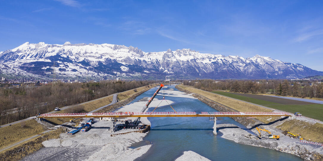 Bau der Langsamverkehrsbrücke zwischen Vaduz und Buchs