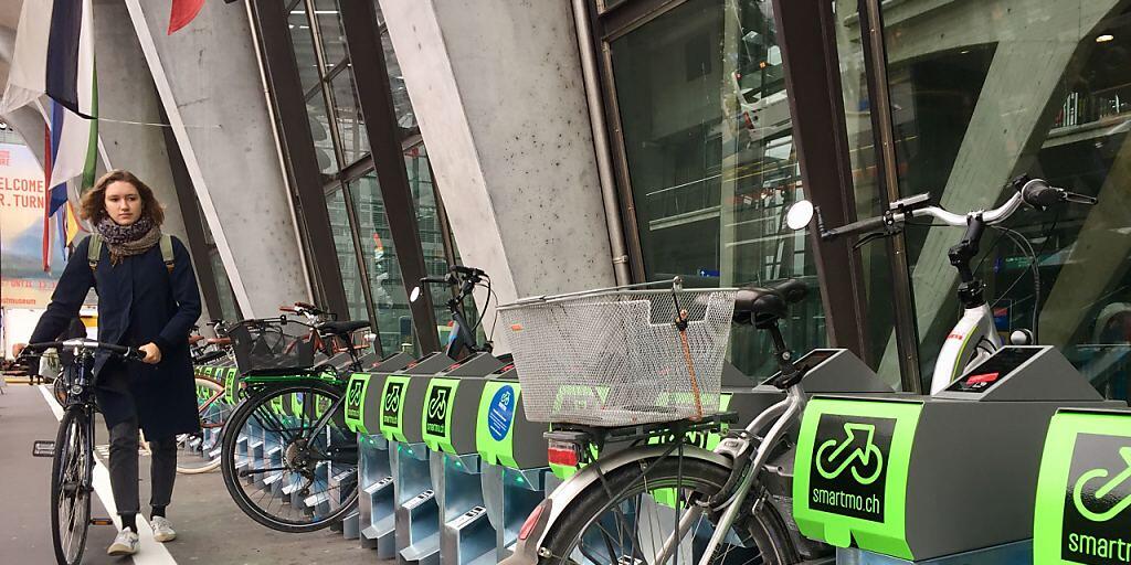 Die neuen Veloabstellplätze am Bahnhof Luzern haben sogar eine Box für den Helm. Per App können sie reserviert werden. Die neuen Veloabstellplätze am Bahnhof Luzern haben sogar eine Box für den Helm. Per App können sie reserviert werden.