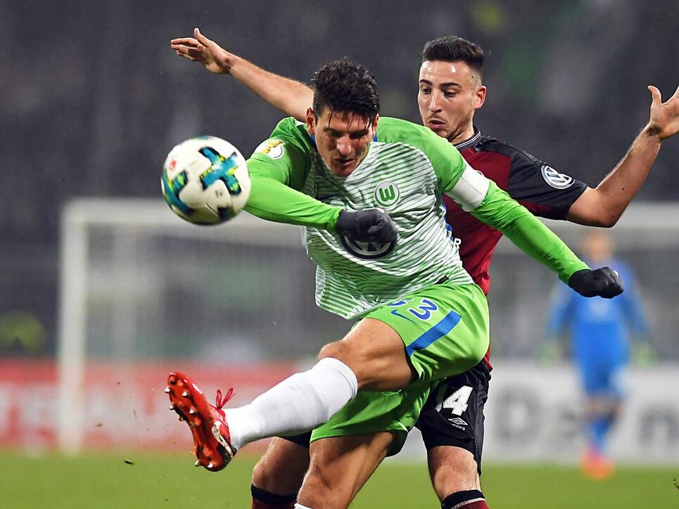 Mario Gomez (im Vordergrund) kehrt zum VfB Stuttgart zurück