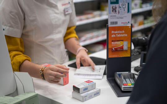 APOTHEKE, AMAVITA, AMAVITA APOTHEKE, GALENICARE, GALENICA GRUPPE,  APOTHEKER, APOTHEKERIN,  KUNDE,  MEDIKAMENT, ARZNEIMITTEL,  KASSE, BEZAHLEN,  EINKAUF, VERKAUF, VERKAUFSSITUATION