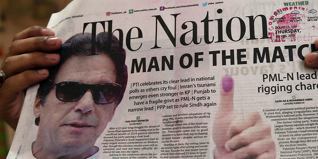 Oppositionskandidat Imran Khan ist zufrieden mit der Parlamentswahl in Pakistan - er hat sich zum Wahlsieger erklärt.
