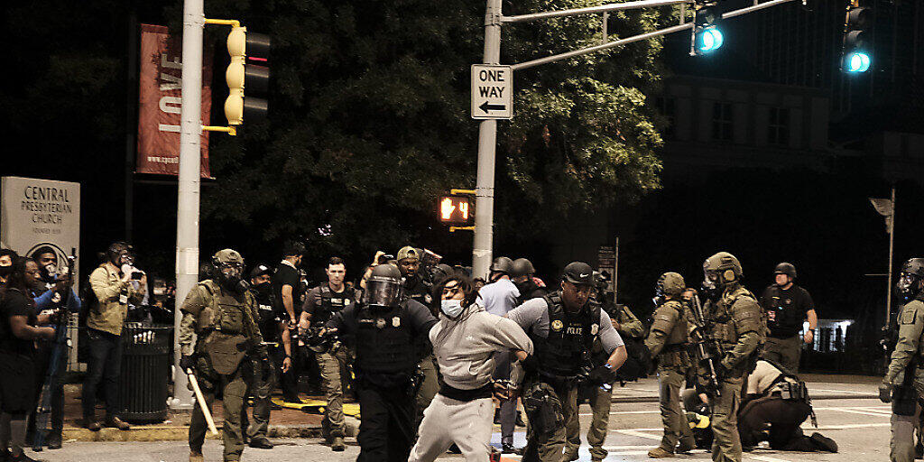 Polizisten nehmen in Atlanta einen Demonstranten fest, bei einem Protest gegen die Justizentscheidung nach dem Tod von Breonna Taylor. Foto: John Arthur Brown/ZUMA Wire/dpa