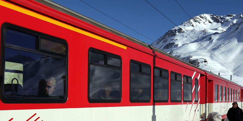Die Passagiere der Matterhorn Gotthard Bahn mussten sich am Donnerstag gedulden. Eine Lawine hatte die Stecke zwischen Graubünden und Uri lahmgelegt (Archivbild).