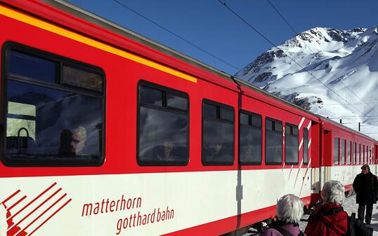 Die Passagiere der Matterhorn Gotthard Bahn mussten sich am Donnerstag gedulden. Eine Lawine hatte die Stecke zwischen Graubünden und Uri lahmgelegt (Archivbild).
