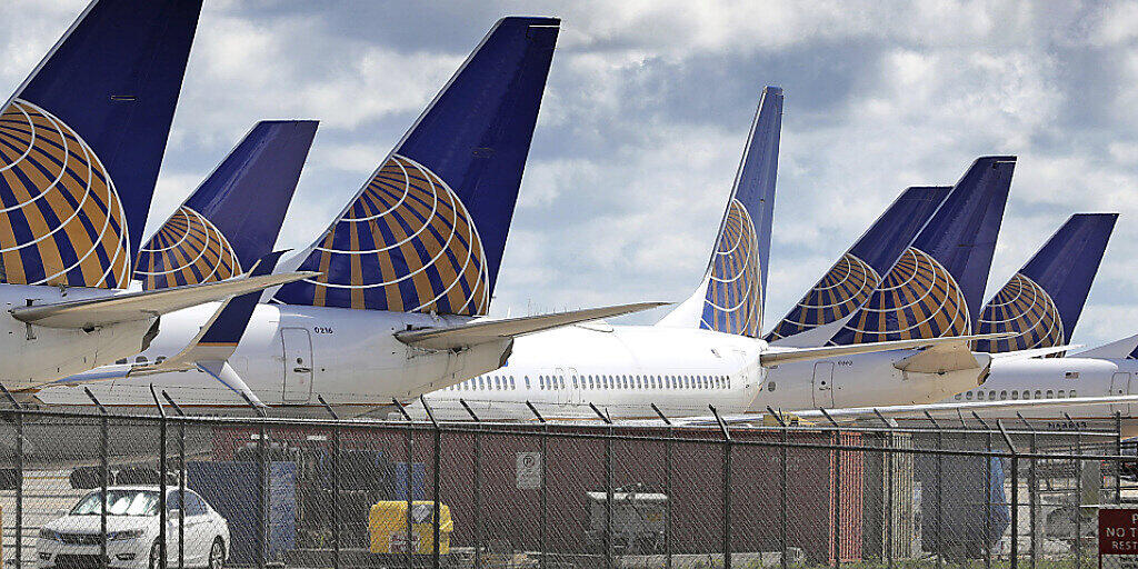 Die US-Fluggesellschaft United geht davon aus, dass selbst nach Lockerungen der Coronavirus-Massnahmen zahlreiche Flugzeuge aufgrund fehlender Nachfrage weiterhin am Boden bleiben müssen. (Archivbild) Die US-Fluggesellschaft United geht davon aus, dass selbst nach Lockerungen der Coronavirus-Massnahmen zahlreiche Flugzeuge aufgrund fehlender Nachfrage weiterhin am Boden bleiben müssen. (Archivbild)