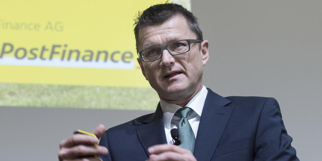 Postfinance-Chef Hansruedi Köng bei der Bilanzmedienkonferenz der Post im März 2015: Für Köng ergäbe eine Privatisierung und ein Börsengang der Post-Bank durchaus Sinn. (Archivbild)