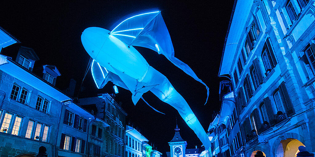 Die Licht-Installation "Le Grand Bleu" verwandelt die Hauptgasse in der Freiburger Stadt Murten in eine Art Aquarium.