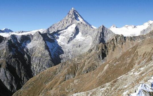Blick auf das Bietschhorn im Wallis: Wer vom 27. Juli bis 15. Dezember im Wallis übernachtet, kann von einer Werbeaktion des Kantons Wallis profitieren. (Archivbild)