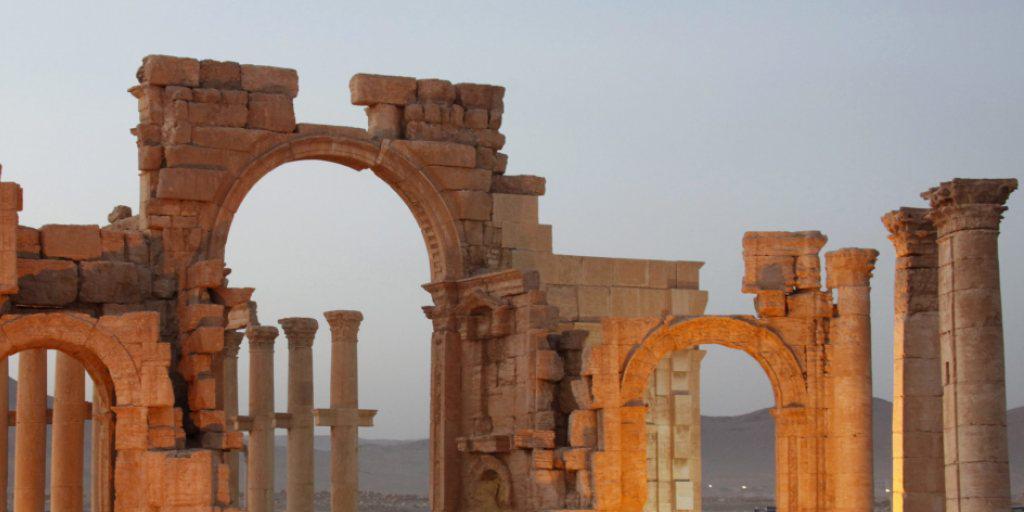 Säulen und Bögen in der antiken Oasenstadt Palmyra, bevor die Terrormiliz IS die Welterbestätte eroberte. Nachbildungen eines Tempelbogens aus Palmyra sollen im kommenden Jahr in New York und London ausgestellt werden. (Archiv) Säulen und Bögen in der antiken Oasenstadt Palmyra, bevor die Terrormiliz IS die Welterbestätte eroberte. Nachbildungen eines Tempelbogens aus Palmyra sollen im kommenden Jahr in New York und London ausgestellt werden. (Archiv)