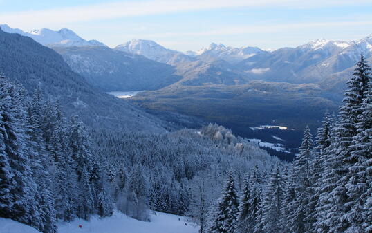 Von der Kandahar-Abfahrt blickt man in das Tal, das wie ein schwarzes Loch wirkt.