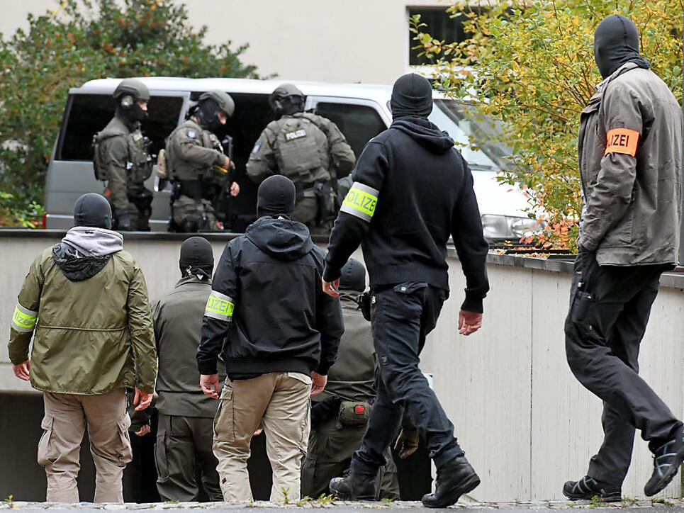 Polizeibeamte sichern in der Innenstadt von Celle das Oberlandesgericht