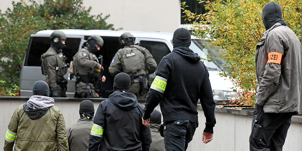 Polizeibeamte sichern in der Innenstadt von Celle das Oberlandesgericht