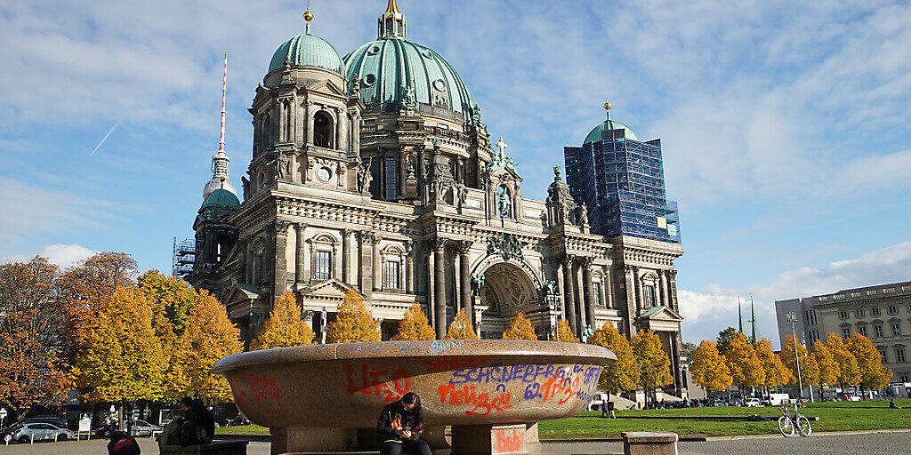 Eine große Granitschale im Lustgarten am Alten Museum ist großflächig beschmiert. Im Hintergrund ist der Dom zu sehen. Auf der Berliner Museumsinsel ist es erneut zu einem Fall von Vandalismus gekommen, wie die Stiftung Preußischer Kulturbesitz am Samstag, 24.10.2020 mitteilte. Foto: Jörg Carstensen/dpa