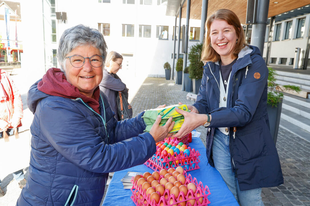 Karfreitagseierverkauf auf dem Dorfplatz von Eschen