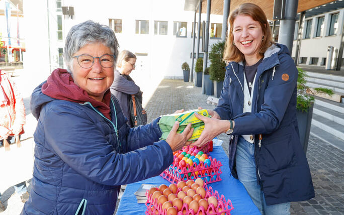 Karfreitagseierverkauf auf dem Dorfplatz von Eschen