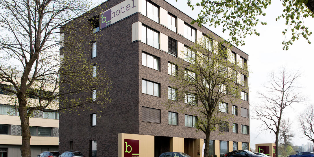 Das b_smart Hotel (Vordergrund) steht im engen Austausch mit dem Grand Casino Liechtenstein (Hintergrund). Bereits jetzt ist das Hotel zwischen dem 26. Februar bis 10. M&auml;rz vollst&auml;ndig ausgebucht.