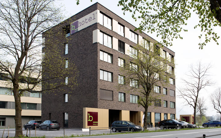 Das b_smart Hotel (Vordergrund) steht im engen Austausch mit dem Grand Casino Liechtenstein (Hintergrund). Bereits jetzt ist das Hotel zwischen dem 26. Februar bis 10. M&auml;rz vollst&auml;ndig ausgebucht.