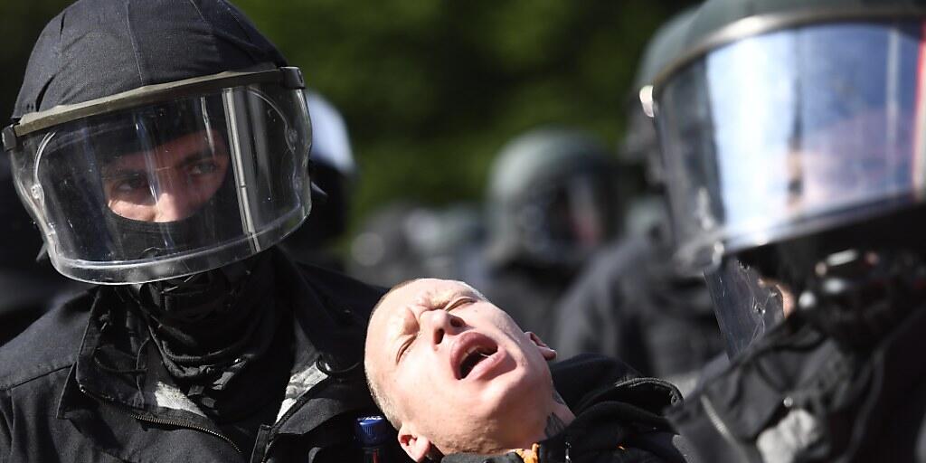Die deutsche Polizei hat im Zusammenhang mit dem G-20-Gipfel im Juli 2017 in Hamburg zahlreiche Fahndungen nach Personen in 15 Ländern eingeleitet. (Archivbild)