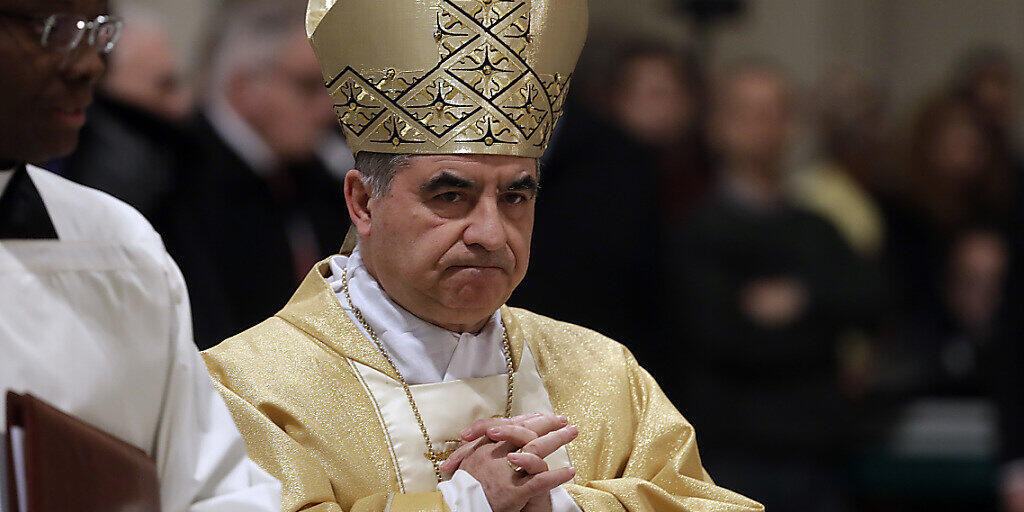 ARCHIV - Angelo Becciu leitet eine eucharistische Liturgie in der Basilika St. Johannes in Latheran. Foto: Gregorio Borgia/AP/dpa