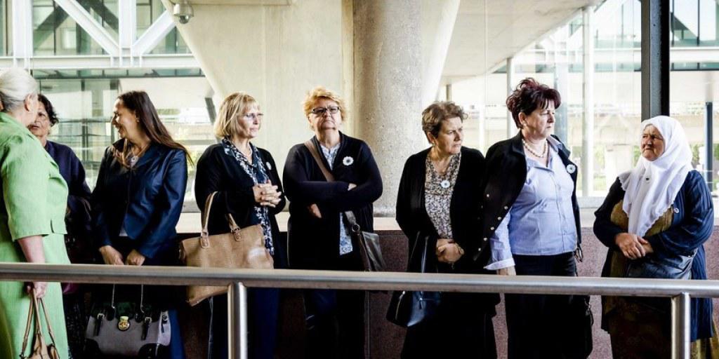 "Mütter von Srebrenica" am Dienstag beim Gericht in Den Haag. "Mütter von Srebrenica" am Dienstag beim Gericht in Den Haag.
