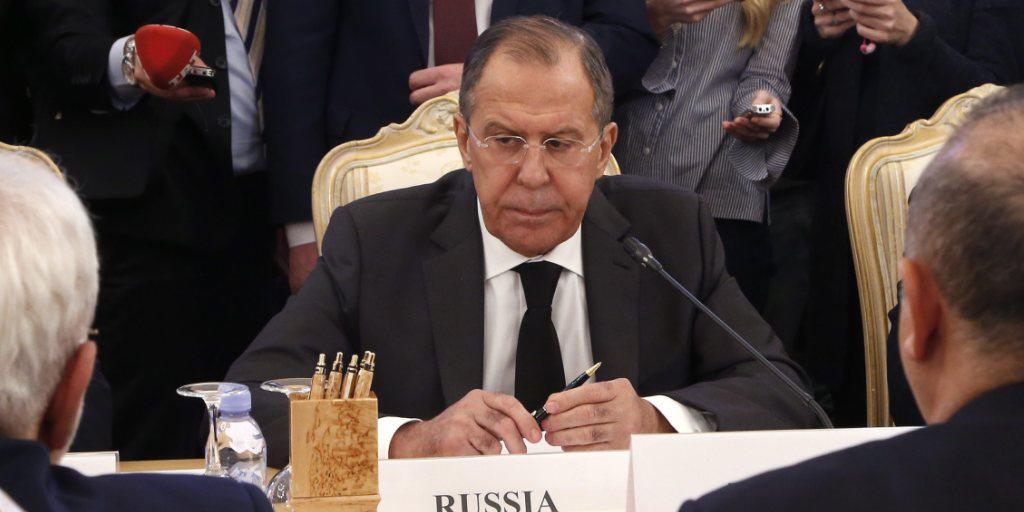 Der russische Aussenminister Lawrow (Mitte) in Moskau im Gespräch mit seinem iranischen Amtskollegen Sarif (links) und jenem aus der Türkei, Cavusoglu.