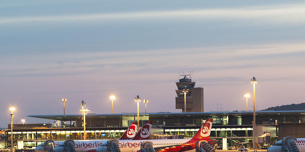 Air Berlin ist am Flughafen Zürich die drittgrösste Fluggesellschaft. Nach Angaben von Reisebüros sind trotz der Insolvenz der deutschen Airline alle Flüge durchgeführt worden. (Archivbild) Air Berlin ist am Flughafen Zürich die drittgrösste Fluggesellschaft. Nach Angaben von Reisebüros sind trotz der Insolvenz der deutschen Airline alle Flüge durchgeführt worden. (Archivbild)