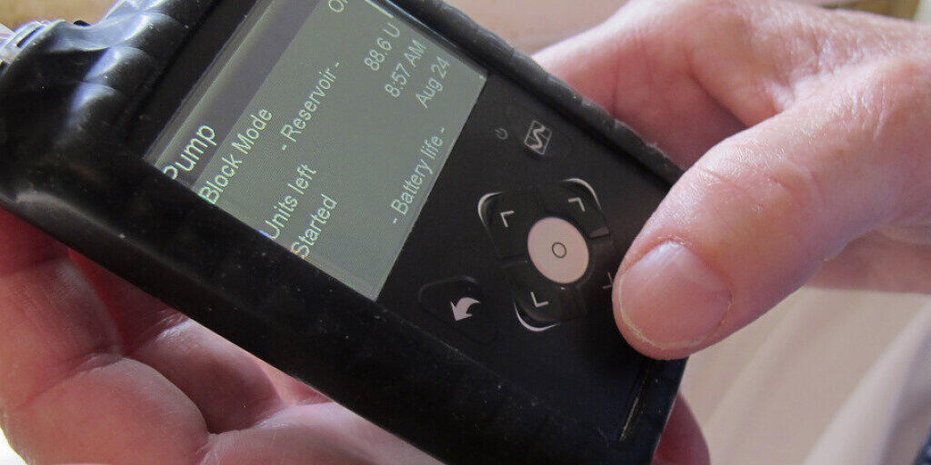 Eine Insulinpumpe erleichtert Diabetikern das Leben, indem sie sie von der Notwendigkeit der andauernden Kontrolle entlastet. Doch dazu muss man erst wissen, dass man die Krankheit hat. In der Schweiz ist Diabetes mellitus gemäss einer OBSAN-Studie in hohem Masse unterdiagnostiziert. (Symbolbild) Eine Insulinpumpe erleichtert Diabetikern das Leben, indem sie sie von der Notwendigkeit der andauernden Kontrolle entlastet. Doch dazu muss man erst wissen, dass man die Krankheit hat. In der Schweiz ist Diabetes mellitus gemäss einer OBSAN-Studie in hohem Masse unterdiagnostiziert. (Symbolbild)
