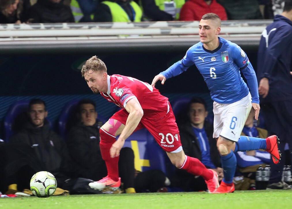 Sandro Wolfiner (l.) im Laufduell w&auml;hrend der EM-Quali am 26. M&auml;rz 2019 mit Italiens Marco Verratti (r.).