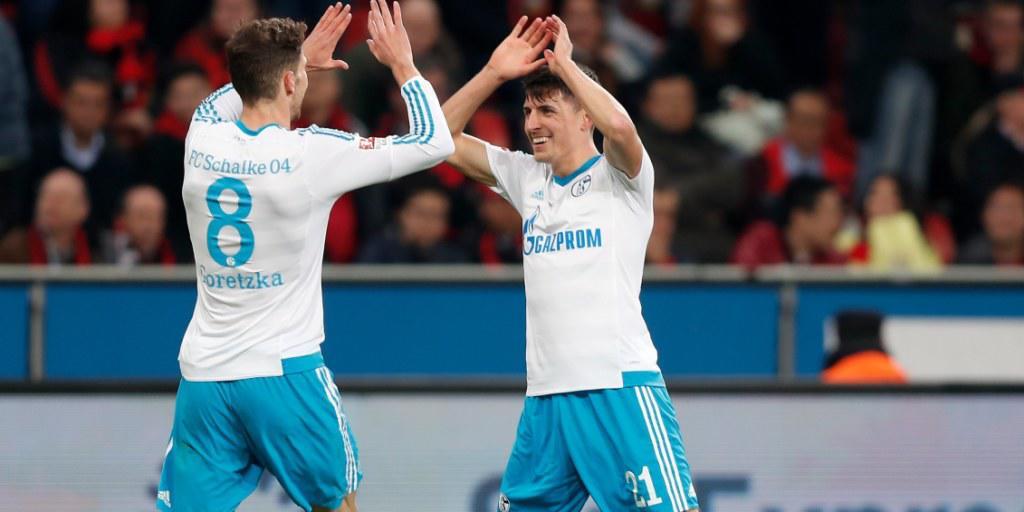 Die Schalker Alessandro Schöpf (rechts) und Leon Goretzka feiern in der 18. Minute bereits den dritten Treffer