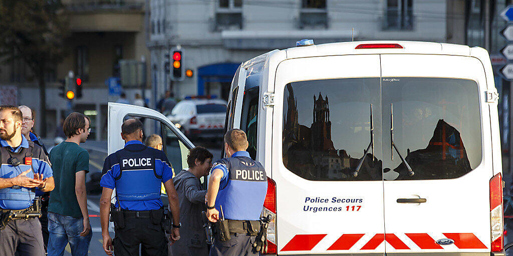 Mit drei Abkommen will der Bundesrat die Ermittlungen der Polizei erleichtern. Sie soll Zugriff auf DNA- und Fingerabdruck-Datenbanken anderer Länder erhalten. Das Abkommen mit den USA ist eine Bedingung für Kurzreisen ohne Visum. (Symbolbild)